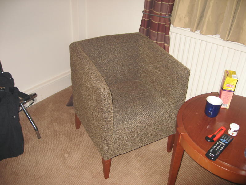 Die Möbel im 4 Sterne Hotel in Reading (UK) sind nicht so ganz mehr modern, aber für eine Insel die nicht in Europa liegt...... vielleicht sollte man dem englischen Volk sagen daß der Stil vom 2. Weltkrieg nicht mehr so update ist???